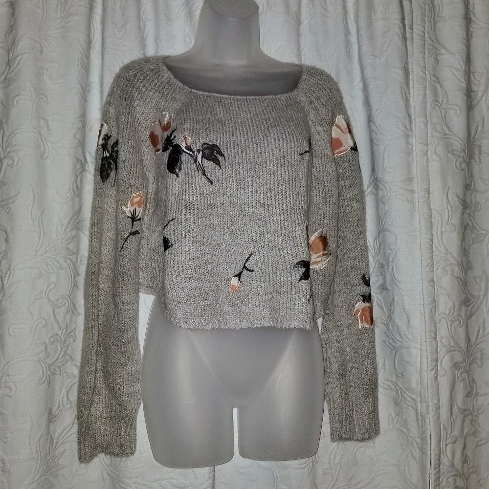 Crop Sweater Gray flower patches Size Large